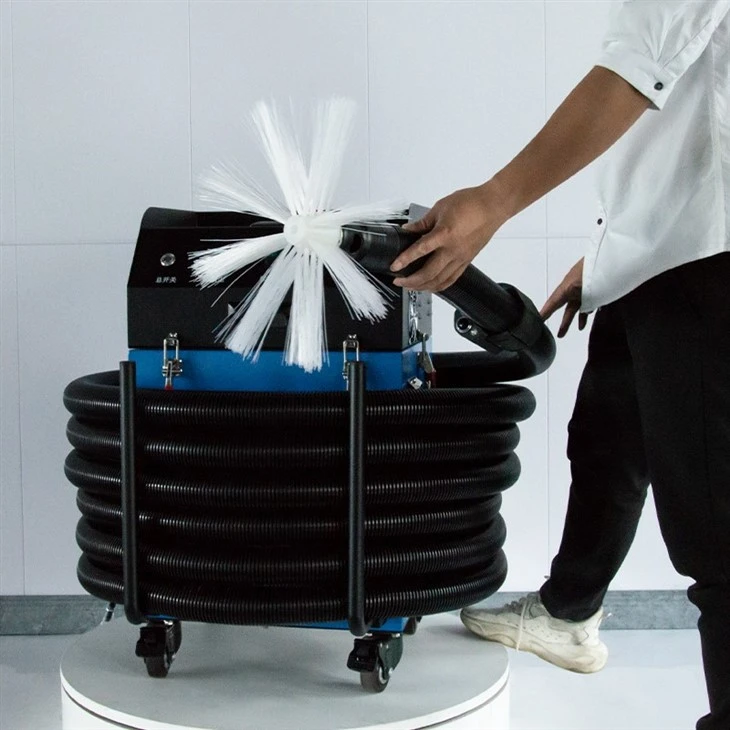 Machine de nettoyage de conduits d'air avec aspirateurs et caméra